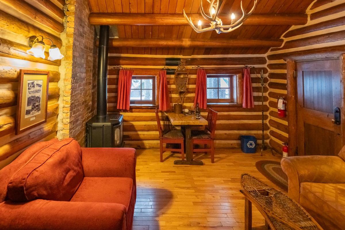Storm Mountain Lodge & Cabins Castle Junction Esterno foto