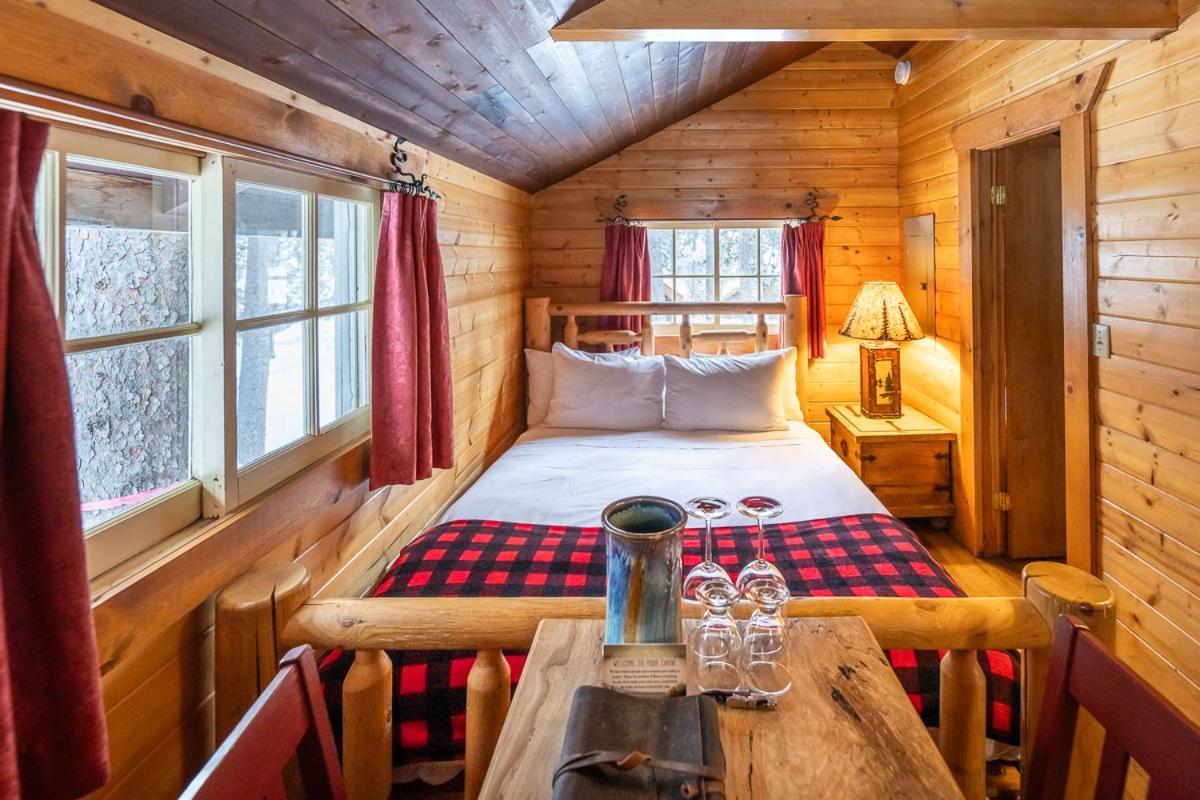 Storm Mountain Lodge & Cabins Castle Junction Esterno foto