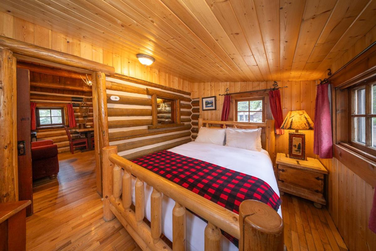 Storm Mountain Lodge & Cabins Castle Junction Esterno foto